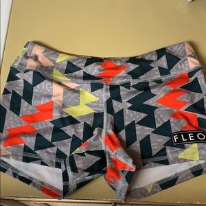 Fleo shorts size small geometric